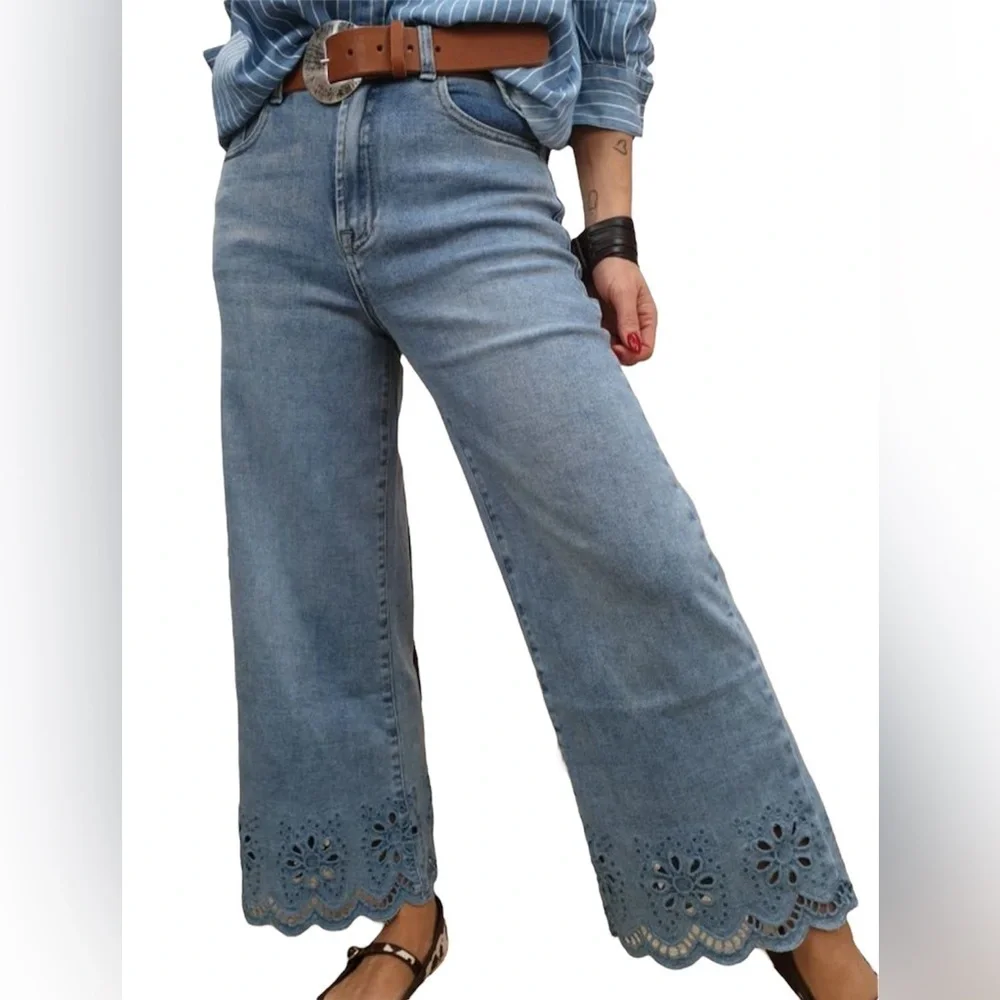 Women's Cropped Wide-Leg Jeans with Eyelet Hem - Picture 4 of 9